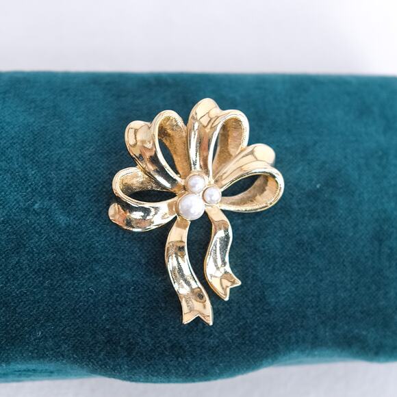 Vintage Bow Ribbon Brooch Gold Tone Faux Pearl Accents Festive Pin Polished - Picture 2 of 5
